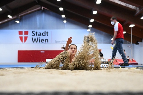 GSG9-Halle: Anja Dlauhy landet im Sand (C) Alfred Nevsimal 2022