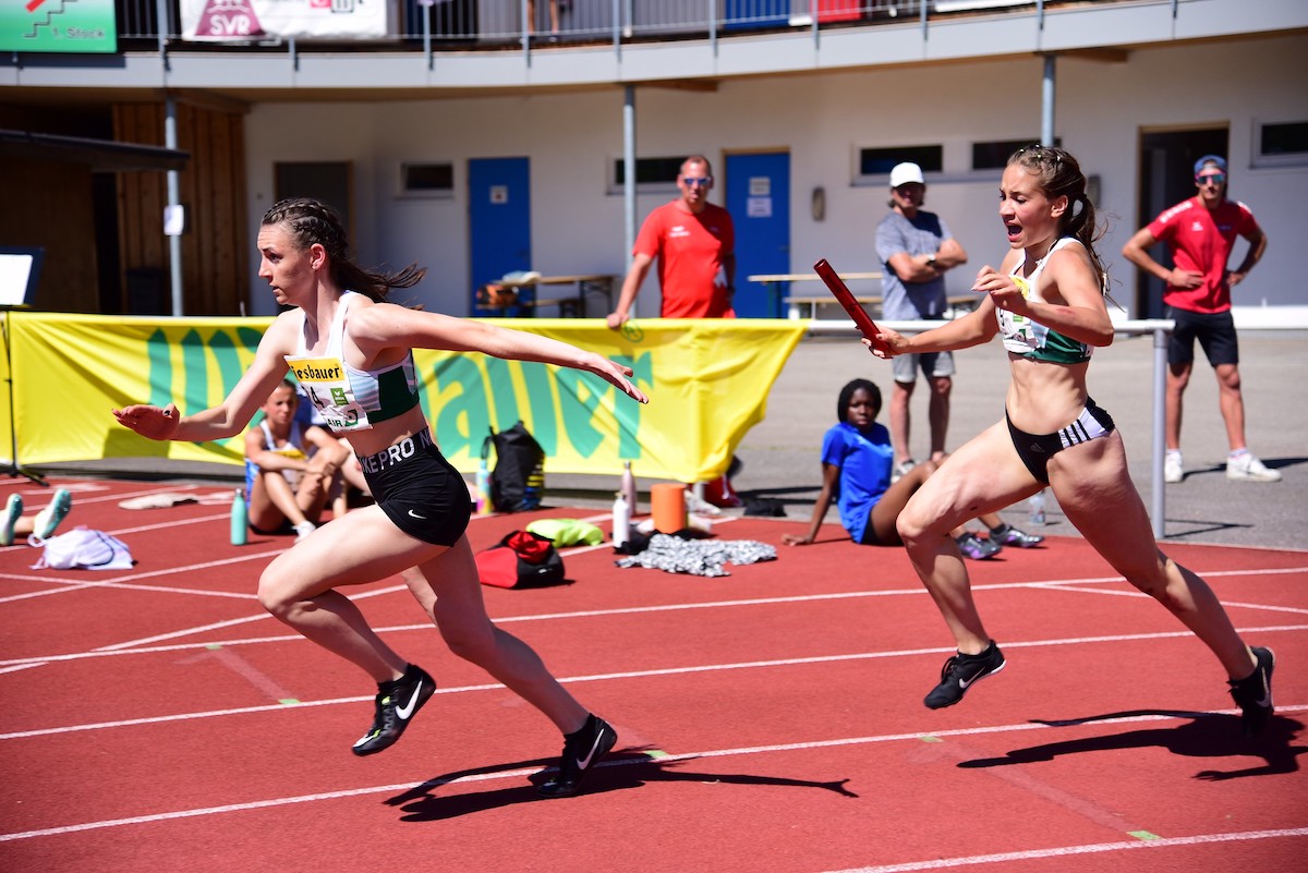 Nicole Edletzberger und Melissa Pluta bei der 4x100m-Staffel